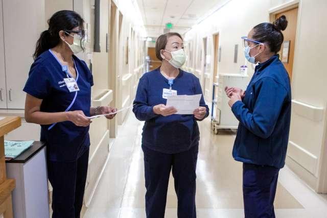 皇冠hga025大学洛杉矶分校的护士在走廊里工作.