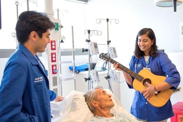 志愿者音乐家为病人演奏.